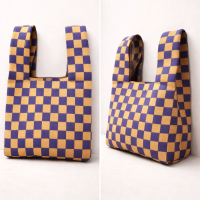 Mala xadrez amarelo e roxo com duas alças largas, vista frontal e lateral