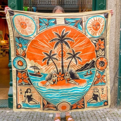 Lenço colorido com ilustrações tropicais e textos ARTE e RIO