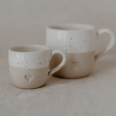 Duas chávenas de cerâmica bicolor com corações gravados