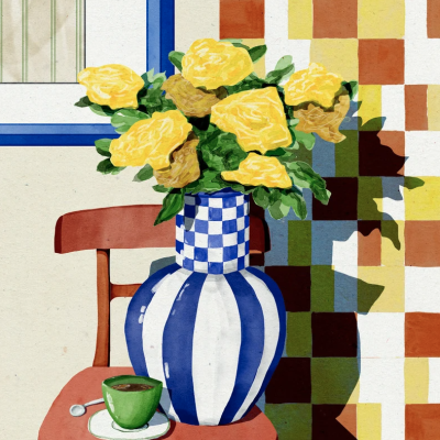 Vaso azul e branco com flores amarelas numa cadeira vermelha junto a chávena verde contra parede quadriculada.