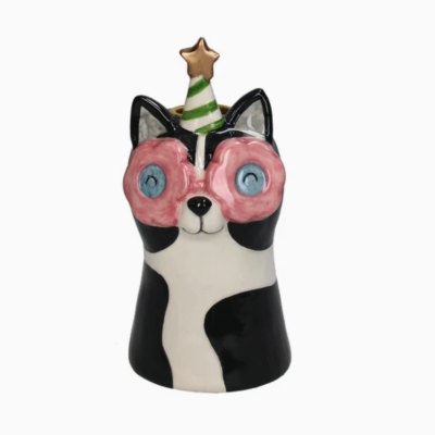 Vaso cerâmico de gato preto e branco com olhos azuis e chapéu de festa