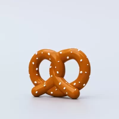 Pretzel castanho claro com sal sobre fundo branco