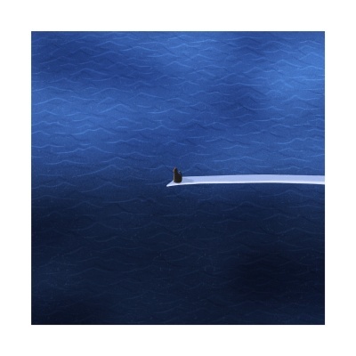 Arte digital com fundo azul e figura pequena preta numa linha branca