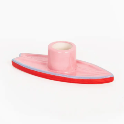 Castiçal cerâmico em forma de prancha de surf rosa, azul claro e vermelho