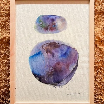 Quadro abstrato em moldura de madeira clara com pintura em azul e roxo