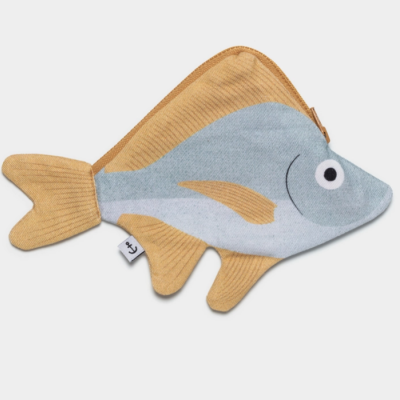 Bolsa de tecido em forma de peixe com cores amarelo mostarda e azul claro