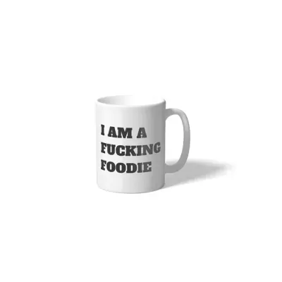 Caneca branca com texto em preto 'I AM A FUCKING FOODIE'