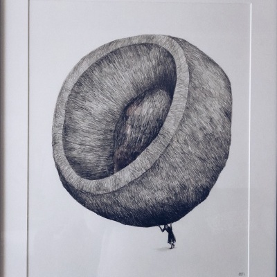 Desenho a preto e branco de uma pessoa pequena a segurar um grande objecto arredondado e peludo numa moldura branca.