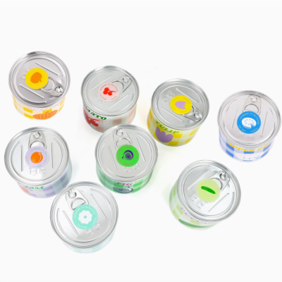 Oito latas metálicas coloridas com rótulos e autocolantes distintos nas tampas prateadas