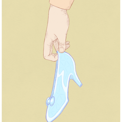 Mão segurando sapato azul claro com salto e decoração de flor