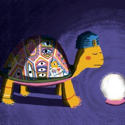 Tartaruga amarela com casulo colorido e touca azul olhando para uma bola luminosa