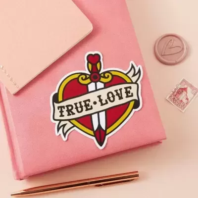 Autocolante 'TRUE LOVE' com coração e adaga num livro rosa