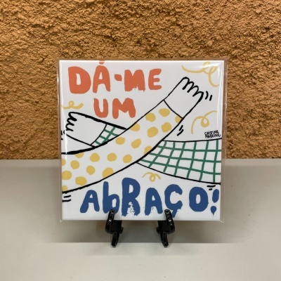 Azulejo decorativo com braços estampados e texto em português