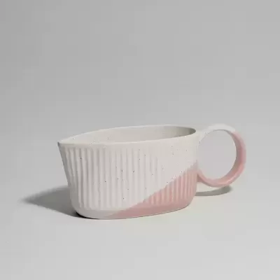Caneca oval branca com detalhe rosa e textura canelada