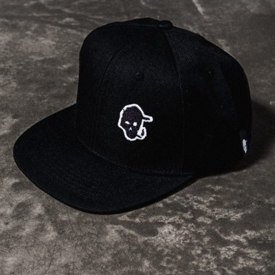 Boné preto com bordado branco de personagem fantasma