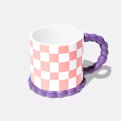 Caneca quadriculada rosa e branca com pega roxa texturizada
