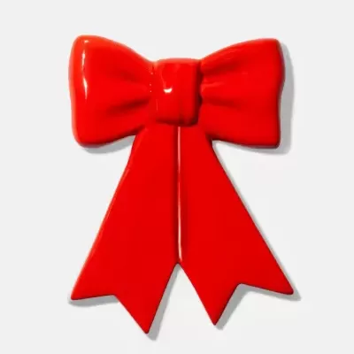 Laço decorativo vermelho brilhante sobre fundo branco