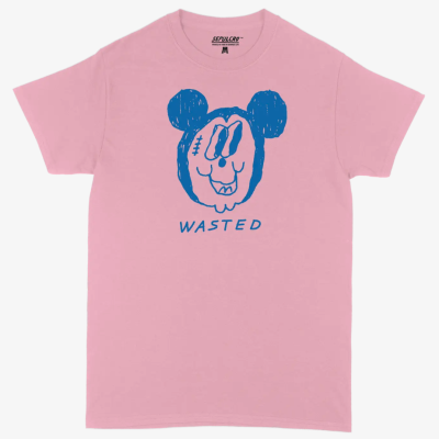 T-shirt cor-de-rosa com estampa azul WASTED e personagem caricatural.