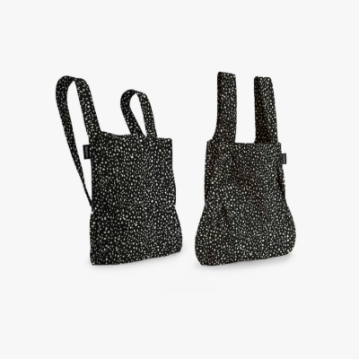Duas bolsas pretas com padrão de manchas brancas