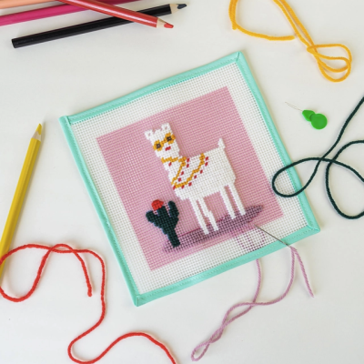 Quadro de bordado com lhama e cacto, lápis de cor e linhas para bordar