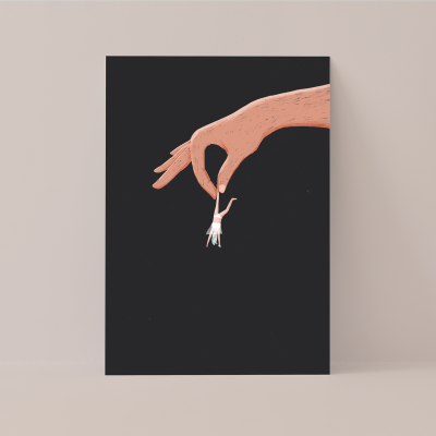 Ilustração de mão gigante segurando personagem pequena em fundo preto