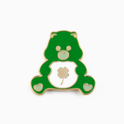 Pin de urso verde com trevo dourado e corações nas patas