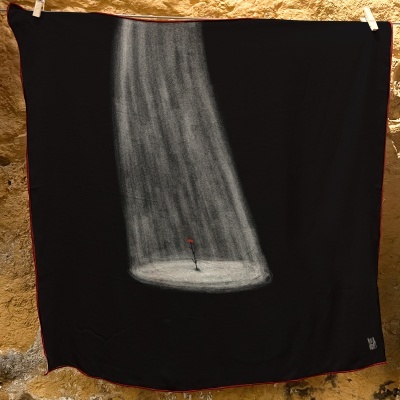 Lenço preto com borda vermelha e desenho de luz branca sobre flor vermelha