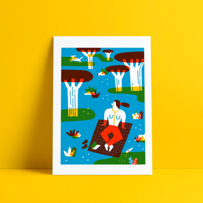 Ilustração colorida com mulher sentada em tabuleiro de xadrez em ambiente aquático com árvores artísticas, em moldura branca