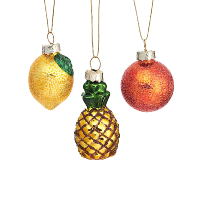 Três ornamentos de vidro em forma de frutas pendurados, limão, abacaxi e laranja