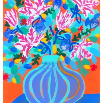 Pintura colorida de vaso com flores e fundo laranja, assinado Teresa Rêgo