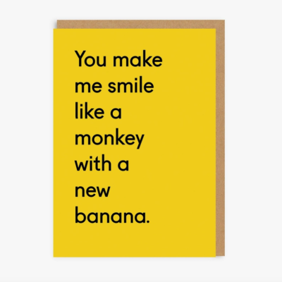 Cartão amarelo com texto em preto sobre envelope castanho