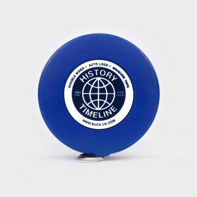 Fita métrica azul redonda com etiqueta branca central e texto em inglês