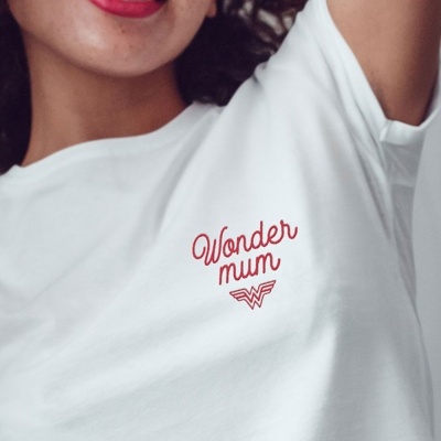 T-shirt branca com texto vermelho 'Wonder mum' e logótipo estilizado