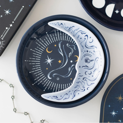 Dois pratos cerâmicos azuis com tema de lua e estrelas, um em forma de lua crescente