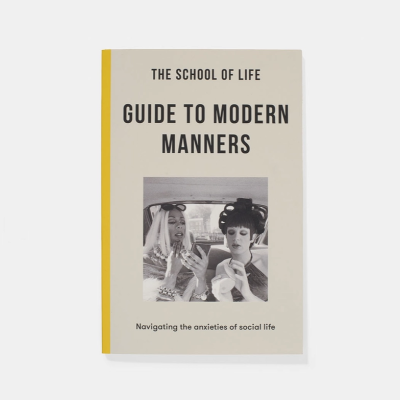 Capa de livro 'The School of Life Guide to Modern Manners' com imagem a preto e branco de duas mulheres