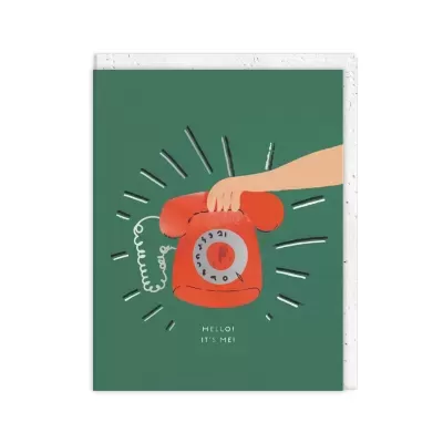 Postal com ilustração de telefone vermelho antigo de disco e texto HELLO! ITS ME!