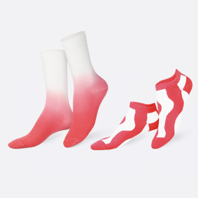 dois pares de meias, uma meia alta degradê branco para vermelho e uma meia curta branca com recortes vermelhos