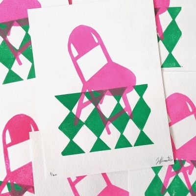 Cartões de papel com desenho de cadeira cor-de-rosa sobre padrão geométrico verde