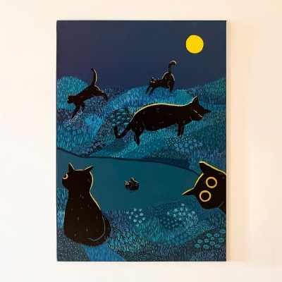 Quadro com gatos pretos num cenário noturno azul com lua amarela.