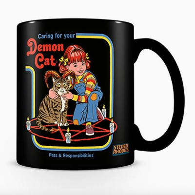 Caneca preta com ilustração de menina e gato no pentagrama com texto Demon Cat