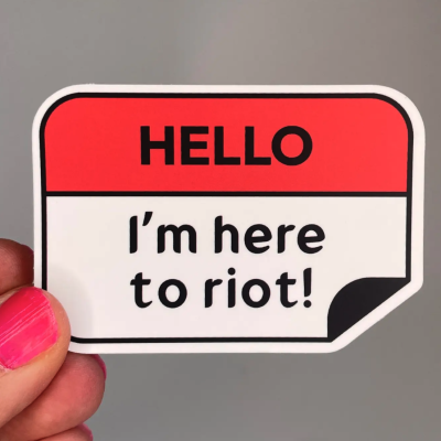 Autocolante com texto HELLO Im here to riot! e fundo vermelho e branco