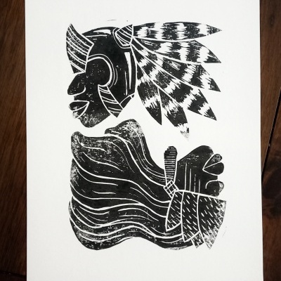 Impressão em preto e branco de duas figuras indígenas estilizadas, cocar de penas e cabelo longo amarrado