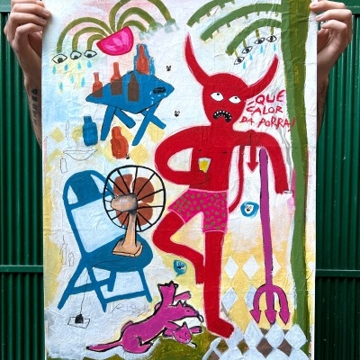 Pintura com figura demoníaca vermelha, cão rosa, cadeira azul e texto 'QUE SALOR DA PORRA'