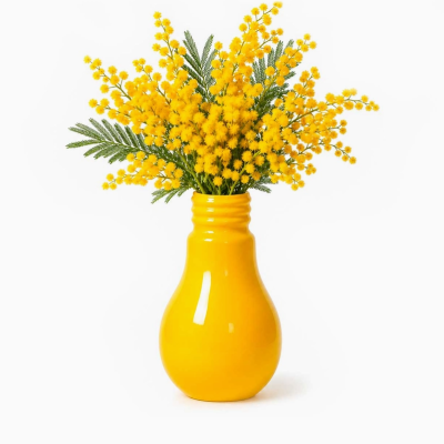 Vaso cerâmico amarelo com flores amarelas e folhas verdes
