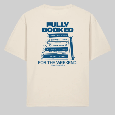 T-shirt bege com desenho azul de livros e texto Fullly Booked For The Weekend