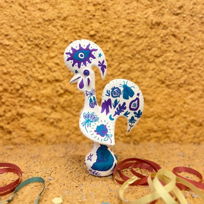 Estátua decorativa branca de galo com desenhos azuis e roxos