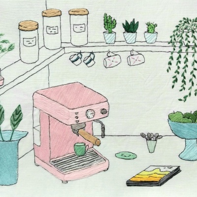 Ilustração de cozinha com máquina de café rosa, plantas, chaleira azul e fatias de bolo.