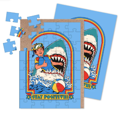 Puzzle infantil com criança e tubarão colorido e texto Stay Positive