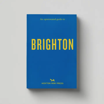 Livro azul com texto amarelo sobre Brighton.