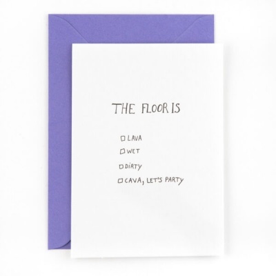 Cartão branco com texto e envelope roxo